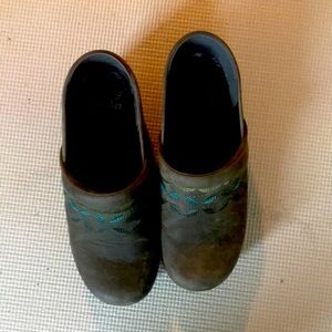 Dansko Embroidered Clog Excellent Condition Sz 38